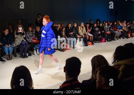 Modelli sulla passerella durante lo spettacolo Xiao li Spring/Summer 2018 London Fashion Week, tenuto al BFC Showspace di Londra. Data immagine: Venerdì 16 febbraio 2018. Il credito fotografico dovrebbe essere: Matt Crossick/ EMPICS Entertainment. Foto Stock