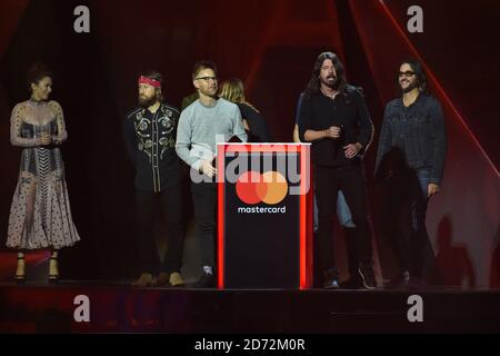 SOLO PER USO EDITORIALE. I Foo Fighters hanno ricevuto il premio Best International Group sul palco del Brit Awards presso la O2 Arena di Londra. Foto Stock