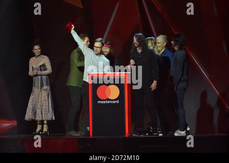 SOLO PER USO EDITORIALE. I Foo Fighters hanno ricevuto il premio Best International Group sul palco del Brit Awards presso la O2 Arena di Londra. Foto Stock