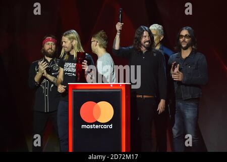 SOLO PER USO EDITORIALE. I Foo Fighters hanno ricevuto il premio Best International Group sul palco del Brit Awards presso la O2 Arena di Londra. Foto Stock