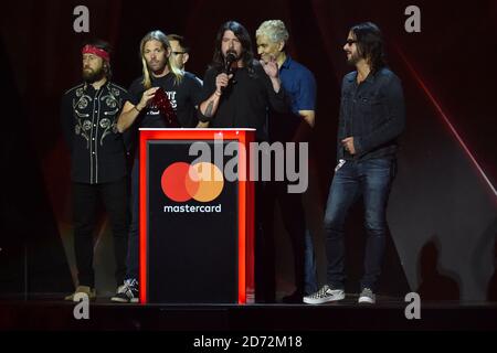 SOLO PER USO EDITORIALE. I Foo Fighters hanno ricevuto il premio Best International Group sul palco del Brit Awards presso la O2 Arena di Londra. Foto Stock