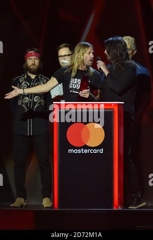 SOLO PER USO EDITORIALE. I Foo Fighters hanno ricevuto il premio Best International Group sul palco del Brit Awards presso la O2 Arena di Londra. Foto Stock