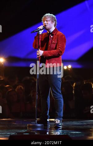 SOLO PER USO EDITORIALE. Ed Sheeran si esibisce sul palco ai Brit Awards presso la O2 Arena di Londra. Foto Stock