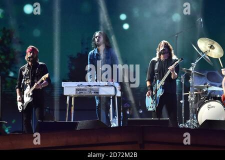 SOLO PER USO EDITORIALE. I Foo Fighters si esibiscono sul palco ai Brit Awards presso la O2 Arena di Londra. Foto Stock
