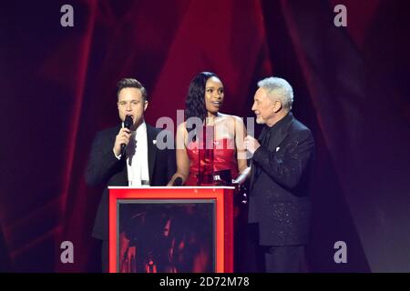 SOLO PER USO EDITORIALE. Jennifer Hudson, Sir Tom Jones e Olly Murs in scena al Brit Awards all'O2 Arena di Londra. Foto Stock