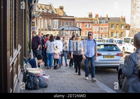 Persone senza dimora sulla High Street a Windsor, Berkshire. Il capo del consiglio locale Simon Dudley ha chiesto in modo controverso alla polizia di eliminare le traversine ruvide da Windsor prima del matrimonio reale. Data immagine: Giovedì 5 aprile 2018. Il credito fotografico dovrebbe essere: Matt Crossick/ EMPICS Entertainment. Foto Stock