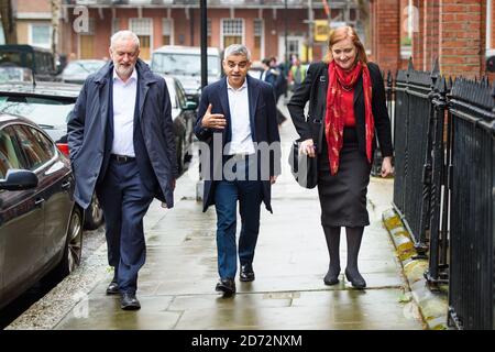 Il leader laburista Jeremy Corbyn, il sindaco di Londra Sadiq Khan e la MP di Kensington Emma Dent Coad hanno raffigurato a Elm Park Gardens, Chelsea, mentre si univano a una sessione di caccia con i candidati locali al lavoro in vista delle elezioni locali. Data immagine: Lunedì 9 aprile 2018. Il credito fotografico dovrebbe essere: Matt Crossick/ EMPICS Entertainment. Foto Stock