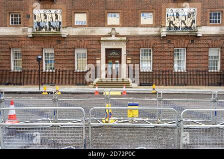 Vista generale della Lindo Wing, il reparto privato del St Mary's Hospital di Londra, dove ieri sono state poste le barriere in attesa della Duchessa di Cambridge che ha il suo terzo figlio lì. Data immagine: Lunedì 9 aprile 2018. Il credito fotografico dovrebbe essere: Matt Crossick/ EMPICS Entertainment. Foto Stock