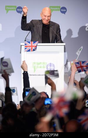 Sir Patrick Stewart ha parlato a un raduno per lanciare il voto della gente - una campagna che chiede un voto sull'accordo finale sulla Brexit, presso la sala da ballo elettrica di Camden, a nord di Londra. Data immagine: Domenica 15 aprile 2018. Il credito fotografico dovrebbe essere: Matt Crossick/ EMPICS Entertainment. Foto Stock