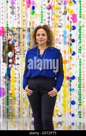 L'artista Beatriz Milhatizes ha raffigurato all'apertura del suo nuovo spettacolo personale alla galleria White Cube Bermondsey di Londra. La mostra, chiamata 'Rio Azull', si svolge dal 18 aprile al 1 luglio. Data immagine: Martedì 17 aprile 2018. Il credito fotografico dovrebbe essere: Matt Crossick/ EMPICS Entertainment. Foto Stock