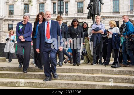 Membri del partito laburista, tra cui Jeremy Corbyn, Emily Thornberry e Diane Abbott che arrivano alla scoperta della statua del leader suffragista Millicent Fawcett, in Parliament Square, Londra. La statua, dell'artista Gillian che indossa, è la prima statua di una donna a stare in piazza, e segna 100 anni da quando le prime donne hanno vinto il diritto di voto. Data immagine: Martedì 24 aprile 2018. Il credito fotografico dovrebbe essere: Matt Crossick/ EMPICS Entertainment. Foto Stock