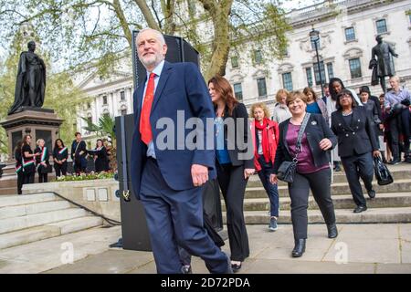 Membri del partito laburista, tra cui Jeremy Corbyn, Emily Thornberry e Diane Abbott che arrivano alla scoperta della statua del leader suffragista Millicent Fawcett, in Parliament Square, Londra. La statua, dell'artista Gillian che indossa, è la prima statua di una donna a stare in piazza, e segna 100 anni da quando le prime donne hanno vinto il diritto di voto. Data immagine: Martedì 24 aprile 2018. Il credito fotografico dovrebbe essere: Matt Crossick/ EMPICS Entertainment. Foto Stock