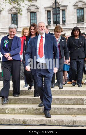 Membri del partito laburista, tra cui Jeremy Corbyn, Emily Thornberry e Diane Abbott che arrivano alla scoperta della statua del leader suffragista Millicent Fawcett, in Parliament Square, Londra. La statua, dell'artista Gillian che indossa, è la prima statua di una donna a stare in piazza, e segna 100 anni da quando le prime donne hanno vinto il diritto di voto. Data immagine: Martedì 24 aprile 2018. Il credito fotografico dovrebbe essere: Matt Crossick/ EMPICS Entertainment. Foto Stock