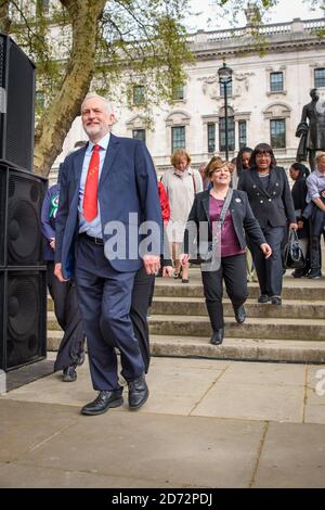 Membri del partito laburista, tra cui Jeremy Corbyn, Emily Thornberry e Diane Abbott che arrivano alla scoperta della statua del leader suffragista Millicent Fawcett, in Parliament Square, Londra. La statua, dell'artista Gillian che indossa, è la prima statua di una donna a stare in piazza, e segna 100 anni da quando le prime donne hanno vinto il diritto di voto. Data immagine: Martedì 24 aprile 2018. Il credito fotografico dovrebbe essere: Matt Crossick/ EMPICS Entertainment. Foto Stock