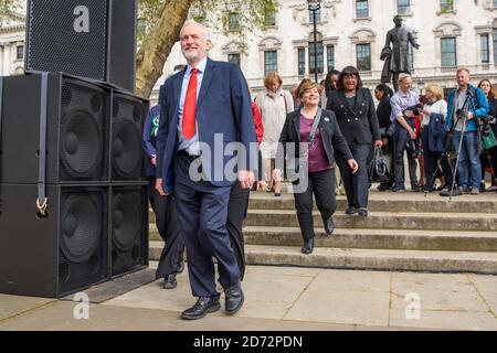 Membri del partito laburista, tra cui Jeremy Corbyn, Emily Thornberry e Diane Abbott che arrivano alla scoperta della statua del leader suffragista Millicent Fawcett, in Parliament Square, Londra. La statua, dell'artista Gillian che indossa, è la prima statua di una donna a stare in piazza, e segna 100 anni da quando le prime donne hanno vinto il diritto di voto. Data immagine: Martedì 24 aprile 2018. Il credito fotografico dovrebbe essere: Matt Crossick/ EMPICS Entertainment. Foto Stock