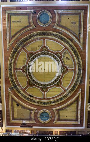 Vista generale dell'interno dell'Alexandra Palace Theatre a nord di Londra, mentre i lavoratori effettuano un restauro di Â£18.8 milioni di edifici vittoriani nascosti. Il teatro, costruito nel 1885, è stato chiuso per più di 80 anni ed è destinato a riaprire dopo l'estate, con un programma completo di eventi annunciato per dicembre. Data immagine: Venerdì 27 aprile 2018. Il credito fotografico dovrebbe essere: Matt Crossick/ EMPICS Entertainment. Foto Stock