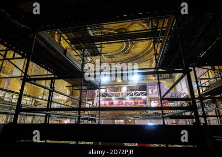 Vista generale dell'interno dell'Alexandra Palace Theatre a nord di Londra, mentre i lavoratori effettuano un restauro di Â£18.8 milioni di edifici vittoriani nascosti. Il teatro, costruito nel 1885, è stato chiuso per più di 80 anni ed è destinato a riaprire dopo l'estate, con un programma completo di eventi annunciato per dicembre. Data immagine: Venerdì 27 aprile 2018. Il credito fotografico dovrebbe essere: Matt Crossick/ EMPICS Entertainment. Foto Stock