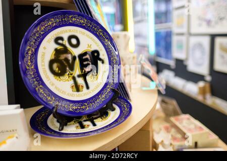 Souvenir di nozze reali alternativi in vendita in We Built This City, in Carnaby Street a Londra, che vende opere di una varietà di artisti londinesi. Data immagine: Mercoledì 16 maggio 2018. Il credito fotografico dovrebbe essere: Matt Crossick/ EMPICS Entertainment. Foto Stock