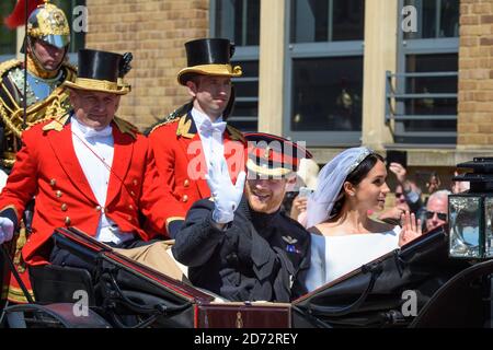 Il Principe Harry e Meghan Markle, il nuovo Duca e Duchessa del Sussex, hanno ritratto durante la loro processione in carrozza attraverso Windsor dopo il matrimonio reale. Data immagine: Sabato 19 maggio 2018. Il credito fotografico dovrebbe essere: Matt Crossick/ EMPICS Entertainment. Foto Stock