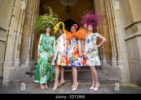 Modelli indossano creazioni della couturier Catherine Walker & Co. E fiorista Hayford e Rhodes, a Chelsea, Londra ovest. I disegni sono stati messi insieme per celebrare il Chelsea Flower Show e Chelsea a Bloom. Data immagine: Mercoledì 23 maggio 2018. Il credito fotografico dovrebbe essere: Matt Crossick/ EMPICS Entertainment. Foto Stock