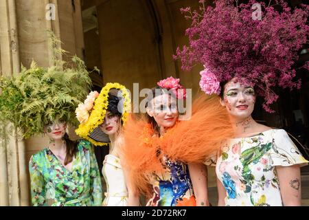 Modelli indossano creazioni della couturier Catherine Walker & Co. E fiorista Hayford e Rhodes, a Chelsea, Londra ovest. I disegni sono stati messi insieme per celebrare il Chelsea Flower Show e Chelsea a Bloom. Data immagine: Mercoledì 23 maggio 2018. Il credito fotografico dovrebbe essere: Matt Crossick/ EMPICS Entertainment. Foto Stock