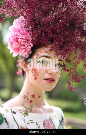 Modelli indossano creazioni della couturier Catherine Walker & Co. E fiorista Hayford e Rhodes, a Chelsea, Londra ovest. I disegni sono stati messi insieme per celebrare il Chelsea Flower Show e Chelsea a Bloom. Data immagine: Mercoledì 23 maggio 2018. Il credito fotografico dovrebbe essere: Matt Crossick/ EMPICS Entertainment. Foto Stock