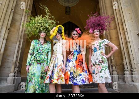 Modelli indossano creazioni della couturier Catherine Walker & Co. E fiorista Hayford e Rhodes, a Chelsea, Londra ovest. I disegni sono stati messi insieme per celebrare il Chelsea Flower Show e Chelsea a Bloom. Data immagine: Mercoledì 23 maggio 2018. Il credito fotografico dovrebbe essere: Matt Crossick/ EMPICS Entertainment. Foto Stock