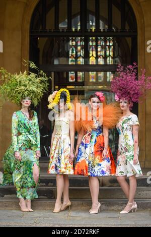 Modelli indossano creazioni della couturier Catherine Walker & Co. E fiorista Hayford e Rhodes, a Chelsea, Londra ovest. I disegni sono stati messi insieme per celebrare il Chelsea Flower Show e Chelsea a Bloom. Data immagine: Mercoledì 23 maggio 2018. Il credito fotografico dovrebbe essere: Matt Crossick/ EMPICS Entertainment. Foto Stock