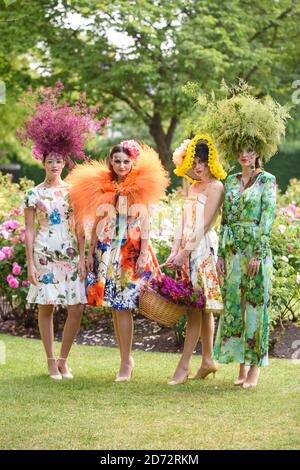 Modelli indossano creazioni della couturier Catherine Walker & Co. E fiorista Hayford e Rhodes, a Chelsea, Londra ovest. I disegni sono stati messi insieme per celebrare il Chelsea Flower Show e Chelsea a Bloom. Data immagine: Mercoledì 23 maggio 2018. Il credito fotografico dovrebbe essere: Matt Crossick/ EMPICS Entertainment. Foto Stock