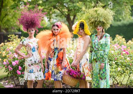 Modelli indossano creazioni della couturier Catherine Walker & Co. E fiorista Hayford e Rhodes, a Chelsea, Londra ovest. I disegni sono stati messi insieme per celebrare il Chelsea Flower Show e Chelsea a Bloom. Data immagine: Mercoledì 23 maggio 2018. Il credito fotografico dovrebbe essere: Matt Crossick/ EMPICS Entertainment. Foto Stock