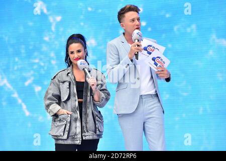 Demi Lovato e Roman Kemp durante il Summertime Ball della capitale con Vodafone al Wembley Stadium, Londra. ... Foto Stock