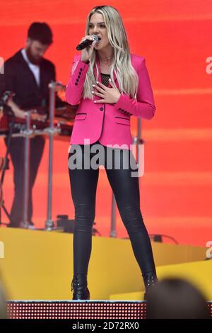 Louisa Johnson durante il Summertime Ball della capitale con Vodafone al Wembley Stadium, Londra. ... Foto Stock