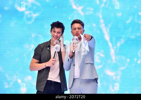 Shawn Mendes e Roman Kemp durante il Summertime Ball della capitale con Vodafone al Wembley Stadium, Londra. ... Foto Stock