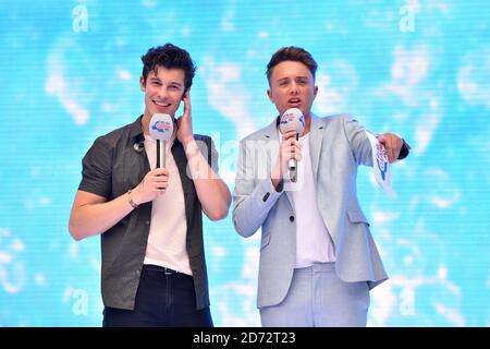 Shawn Mendes e Roman Kemp durante il Summertime Ball della capitale con Vodafone al Wembley Stadium, Londra. ... Foto Stock