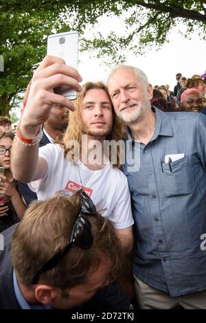 Il leader del lavoro Jeremy Corbyn si pone per un selfie durante il Labor Live Festival, che si tiene al White Hart Lane Recreation Ground nel nord di Londra. Data immagine: Sabato 16 giugno 2018. Il credito fotografico dovrebbe essere: Matt Crossick/ EMPICS Entertainment. Foto Stock