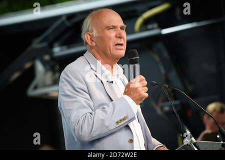 Vince Cable si rivolge ai dimostranti anti anti anti-Brexit in Parliament Square, nel centro di Londra, durante la marcia dei voti del popolo, che ha chiesto un voto sull’accordo finale sulla Brexit. Data immagine: Sabato 23 giugno, 2018. Il credito fotografico dovrebbe essere: Matt Crossick/ EMPICS Entertainment. Foto Stock