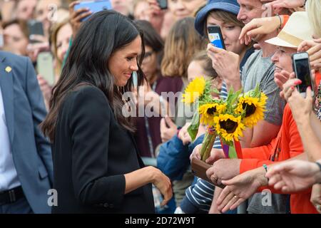 Meghan Markle, la Duchessa del Sussex, saluta bene i wishers durante una passeggiata al Trinity College, il secondo giorno della visita reale a Dublino, Irlanda. Data immagine: Mercoledì 11 luglio 2018. Il credito fotografico dovrebbe essere: Matt Crossick/ EMPICS Entertainment. Foto Stock