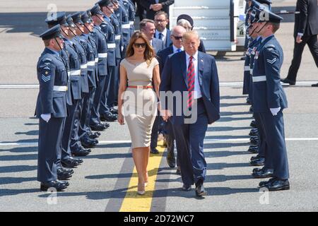 Il presidente DEGLI STATI UNITI Donald Trump e sua moglie Melania arrivano sull'Air Force One all'aeroporto di Stansted, Essex, prima della sua visita nel Regno Unito. Data immagine: Giovedì 12 luglio 2018. Il credito fotografico dovrebbe essere: Matt Crossick/ EMPICS Entertainment. Foto Stock