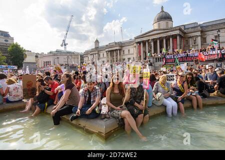 I dimostranti "Stop Trump" a Trafalgar Square, Londra, come parte delle proteste contro la visita del presidente americano Donald Trump nel Regno Unito. Data immagine: Venerdì 13 luglio 2018. Il credito fotografico dovrebbe essere: Matt Crossick/ EMPICS Entertainment. Foto Stock