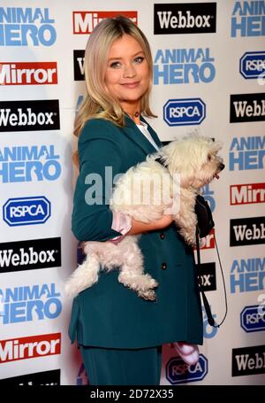 Laura Whitmore e Maltipoo Mick partecipano ai premi Animal Hero che si tengono al Grosvenor House Hotel di Londra Foto Stock