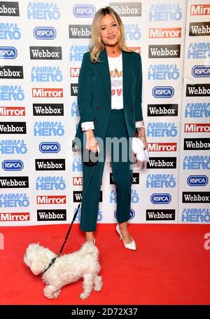 Laura Whitmore e Maltipoo Mick partecipano ai premi Animal Hero che si tengono al Grosvenor House Hotel di Londra Foto Stock