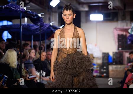 Modelli sulla passerella durante il Molly Goddard Primavera/Estate 2019 London Fashion Week show Covent Garden, Londra. Data immagine: Sabato 15 settembre 2018. Il credito fotografico dovrebbe essere: Matt Crossick/ EMPICS Entertainment. Foto Stock