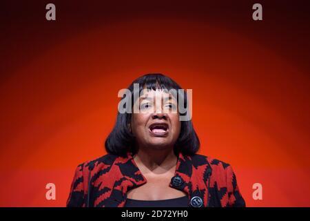 Il segretario alle Shadow Home Diane Abbott parla durante la conferenza annuale del Labor Party presso l'Arena and Convention Center (ACC), a Liverpool. Data immagine: Martedì 25 settembre 2018. Il credito fotografico dovrebbe essere: Matt Crossick/ EMPICS Entertainment. Foto Stock