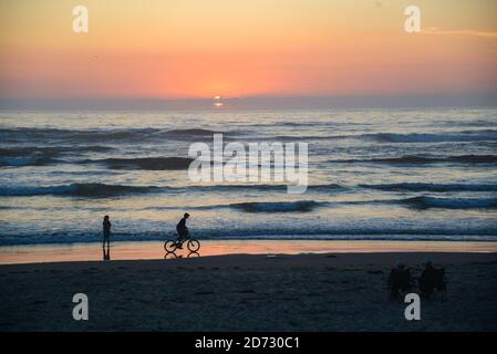 Silhouette al tramonto su Cannon Beach, costa dell'Oregon, Oceano Pacifico, USA. Foto Stock