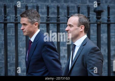 Il Segretario alla Difesa Gavin Williamson (a sinistra) e il Segretario alla Brexit Dominic Raab arrivano a Downing Street, Londra, per un incontro di Gabinetto. Data immagine: Martedì 13 novembre 2018. Il credito fotografico dovrebbe essere: Matt Crossick/ EMPICS Entertainment. Foto Stock