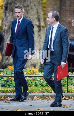 Il Segretario alla Difesa Gavin Williamson (a sinistra) e il Segretario alla Brexit Dominic Raab arrivano a Downing Street, Londra, per un incontro di Gabinetto. Data immagine: Martedì 13 novembre 2018. Il credito fotografico dovrebbe essere: Matt Crossick/ EMPICS Entertainment. Foto Stock