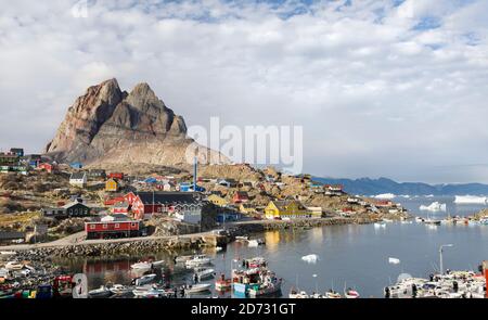 Il porto con le tipiche barche da pesca. Piccola città Uummannaq nel nord della groenlandia occidentale. America, Nord America, Groenlandia, Danimarca Foto Stock