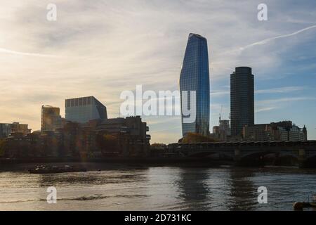 Il grattacielo One Blackfriars a Londra, dove gli appartamenti sono ancora in vendita che vanno da Â£1.15 milioni a oltre Â£4 milioni. Un gran numero di appartamenti di lusso e ultra-lusso di nuova costruzione a Londra non riescono a vendere, in quanto gli investitori stranieri investono meno in proprietà del Regno Unito. Data immagine: Mercoledì 14 novembre 2018. Il credito fotografico dovrebbe essere: Matt Crossick/ EMPICS Entertainment. Foto Stock