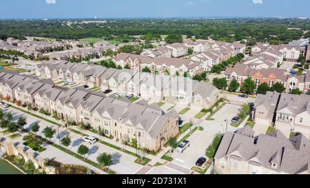 Fila di nuovissime case cittadine e appartamenti nel centro di Flower Mound, Texas, Stati Uniti Foto Stock