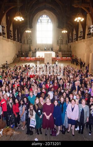 MPS (compreso Amber Rudd, centro) raffigurato con oltre 300 donne costituenti, nella Westminster Hall nelle case del Parlamento, Londra. I costituenti hanno dimostrato il funzionamento interno del parlamento, in una giornata che mira a ispirare più donne a difendere la propria carica politica. Data immagine: Mercoledì 21 novembre 2018. Il credito fotografico dovrebbe essere: Matt Crossick/ EMPICS Entertainment. Foto Stock